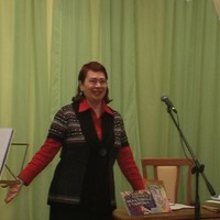 Виктория Полищук отвечает на вопросы зрителей после открытия выставки