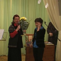 Виктория Полищук с букетом хризантем, подаренных поэтом Анной Гедымин
