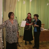 Татьяна Сергеева-Андриевская рассказывает гостям о новой выставке Виктории Полищук