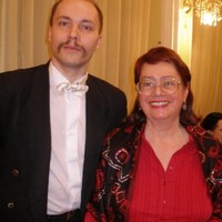 Виолончелист (а на этом вечере еще и вокалист) Максим Золотаренко и Виктория Полищук