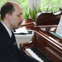 Максим Золотаренко у рояля