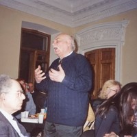 Выступает писатель Георгий Балл, слева – писатель Григорий Померанц.